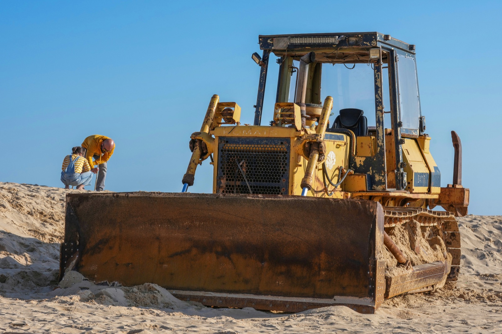 Bulldozer para nivelación y movimiento de tierra